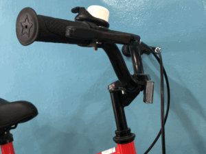 Tay lái được làm bằng hợp kim thép