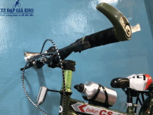 Tay lái được làm bằng chất liệu Hợp Kim Thép