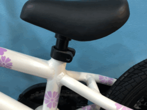 Yên xe được làm bằng da mềm