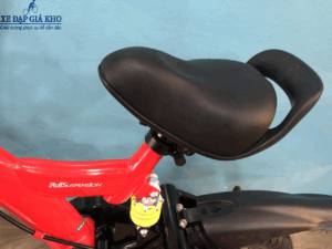 Yên xe được làm bằng da mềm mại