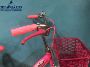 Tay lái được làm bằng chất liệu Hợp Kim Thép