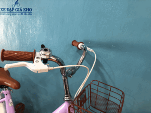 Tay lái được làm bằng Kim Hợp Thép