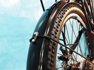 Miếng chắn bùn phát huy công dụng ngày mưa bão