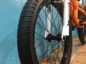 Phần bánh trước của chiếc xe đạp trẻ em ROYALBABY FREESTYLE