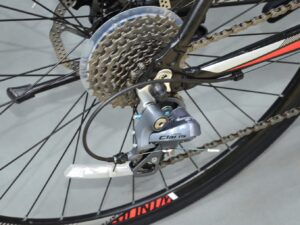 chi tiec xe dap the thao 700c touring battle cyclone r200 khung nhom