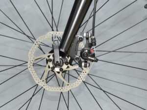 chi tiec xe dap the thao 700c touring battle cyclone r200 khung nhom