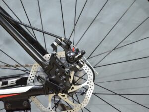 chi tiec xe dap the thao 700c touring battle cyclone r200 khung nhom