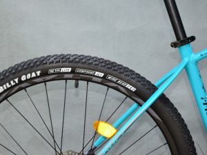 Xe-dap-dia-hinh-27.5-Inch-Khung-Nhom-FOREVER-FM042-banh-xe