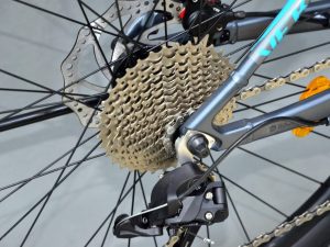 Xe-dap-dia-hinh-27.5-Inch-Khung-Nhom-FOREVER-FM042-lip-xe