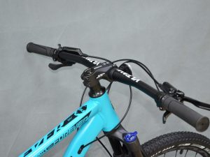 Xe-dap-dia-hinh-27.5-Inch-Khung-Nhom-FOREVER-FM042-tay-lai