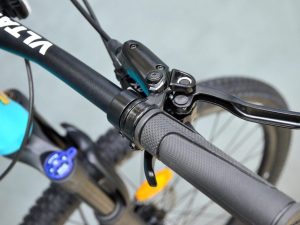 Xe-dap-dia-hinh-27.5-Inch-Khung-Nhom-FOREVER-FM042-tay-thang