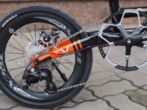 Xe-dap-gap-Trex-Leon-lip