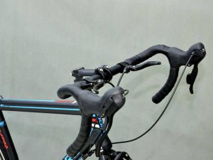 xe-dap-dua-adore-ra700-tay-lái