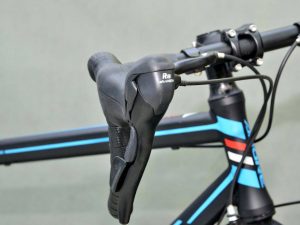 xe-dap-dua-adore-ra700-tay-thang