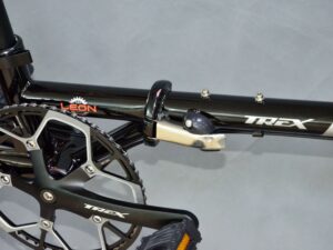 xe-dap-gap-trex-leon-banh-suon-xe